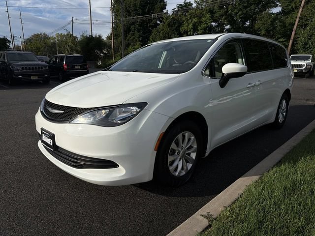 Used 2017 Chrysler Pacifica Touring w/ Tire & Wheel Group FWD image 4