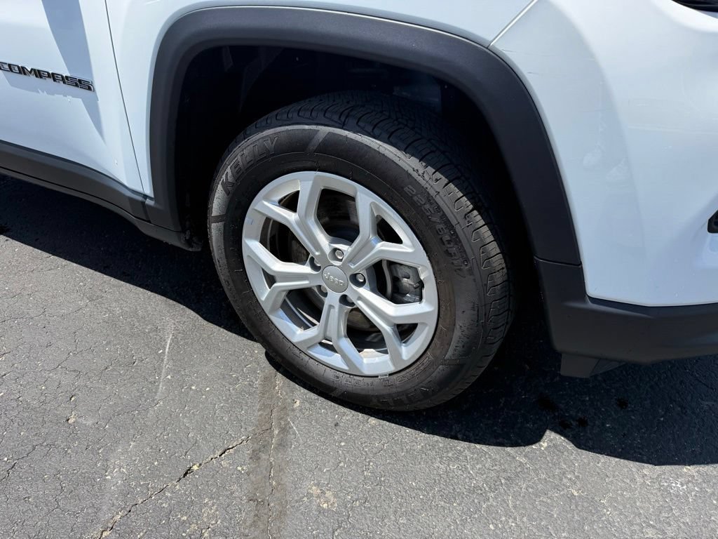 Used 2024 Jeep Compass Latitude AWD/4WD image 3