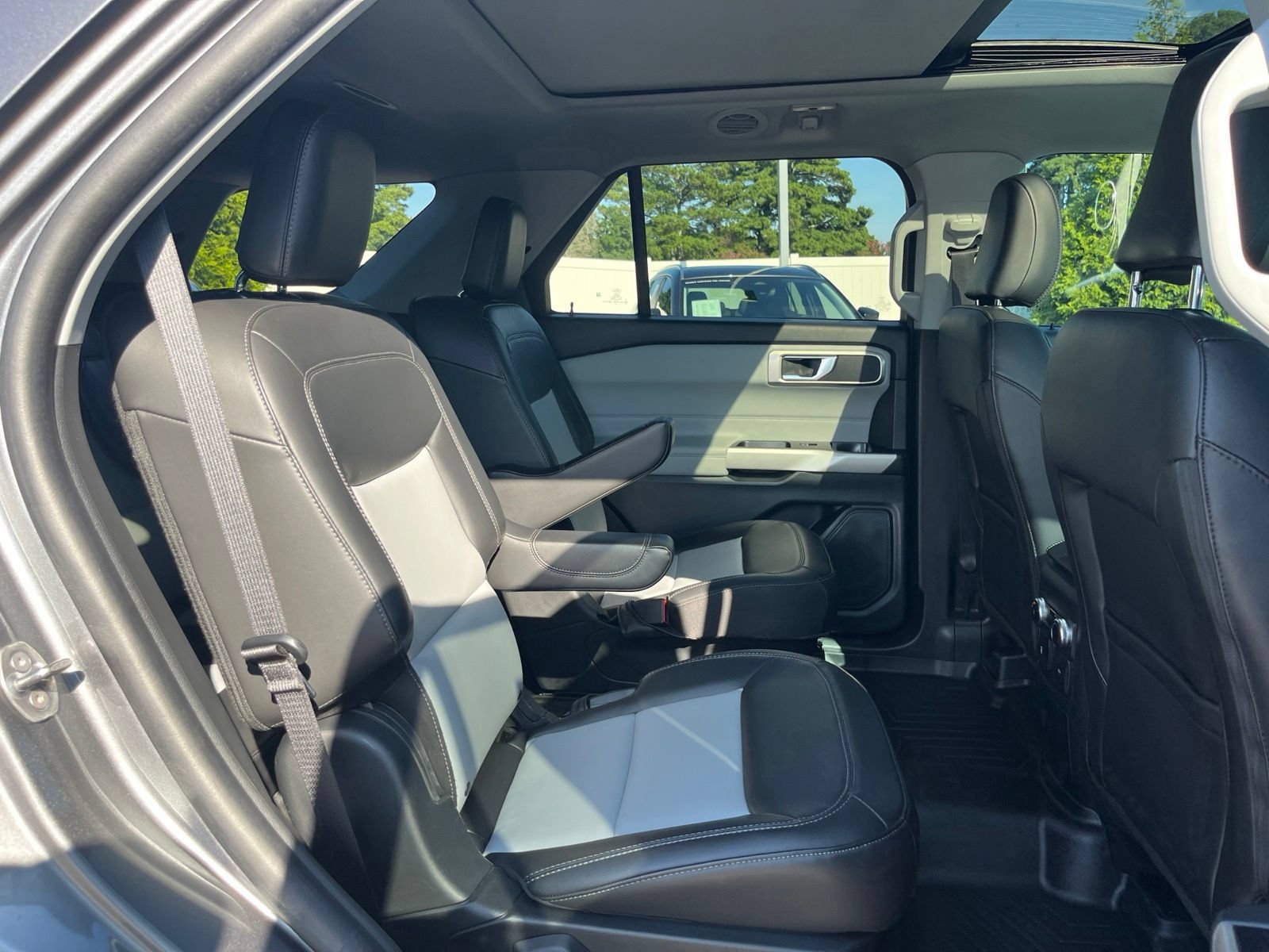 Used 2024 Ford Explorer XLT w/ Equipment Group 202A AWD/4WD image 38