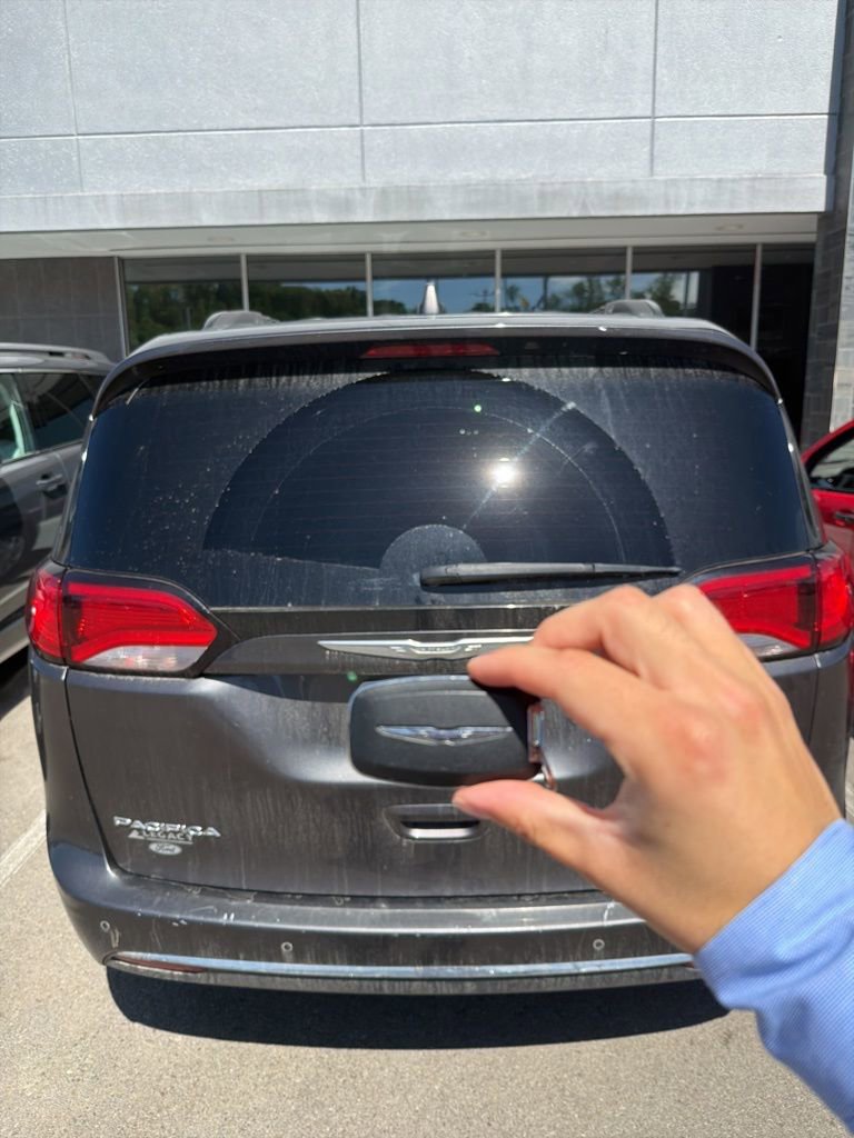 Used 2017 Chrysler Pacifica Touring-L image 6