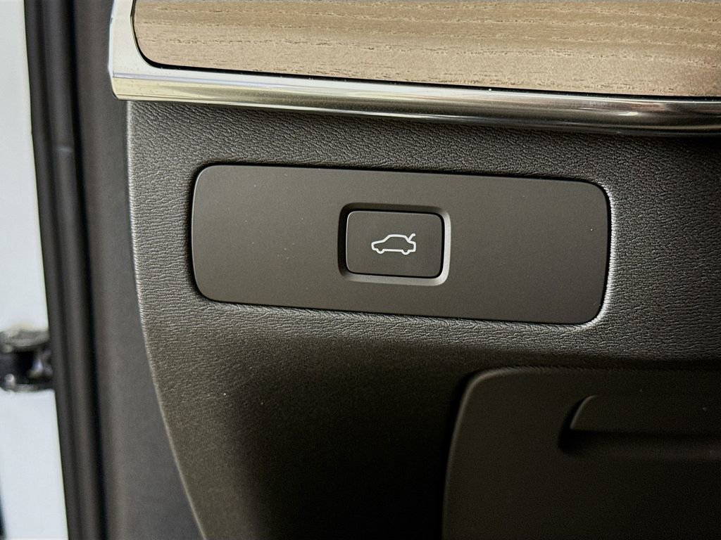 New 2026 Volvo XC90 B6 Plus w/ Protection Package image 10