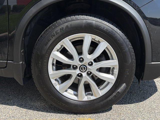 Certified 2018 Nissan Rogue SV w/ Sun & Sound Touring Package AWD/4WD image 13