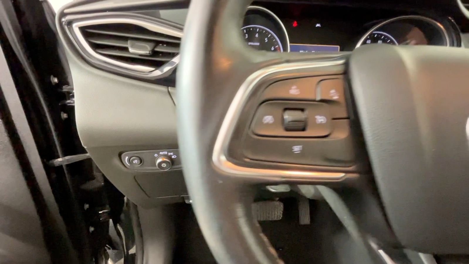 Used 2022 Buick Encore GX Select w/ Sport Touring Package FWD image 28