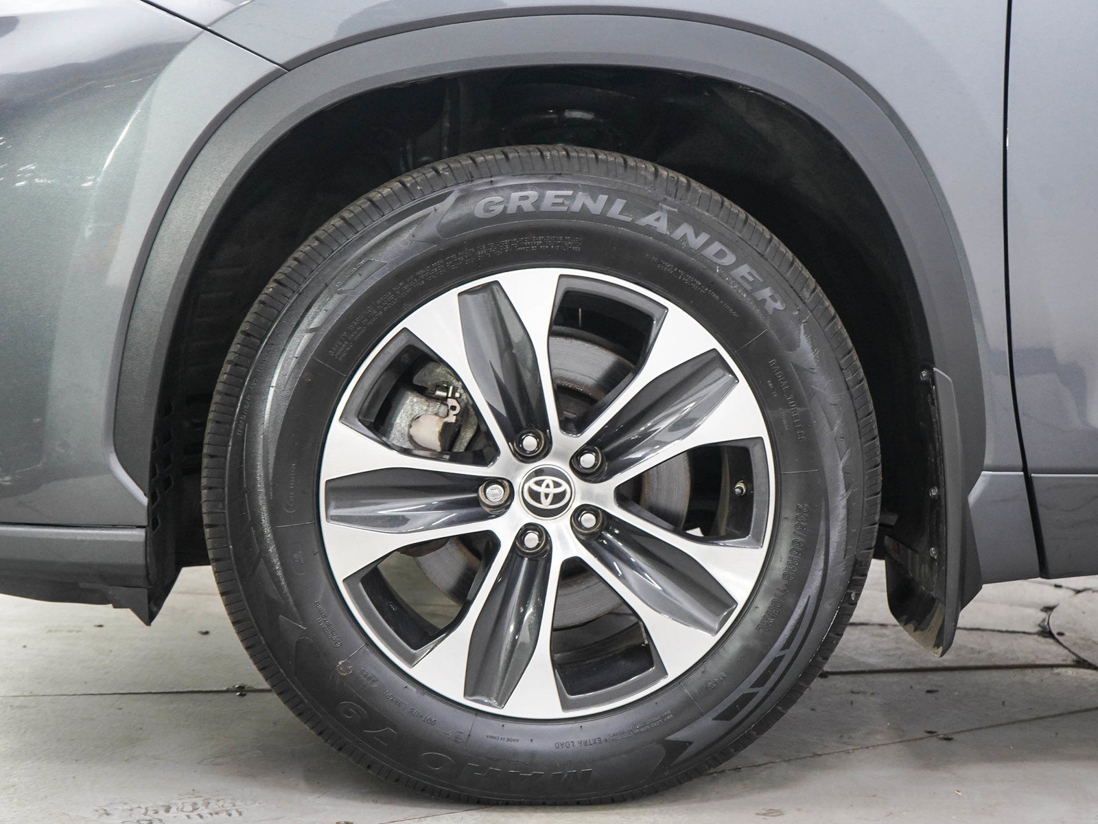 Used 2025 Toyota Highlander XLE AWD/4WD image 30