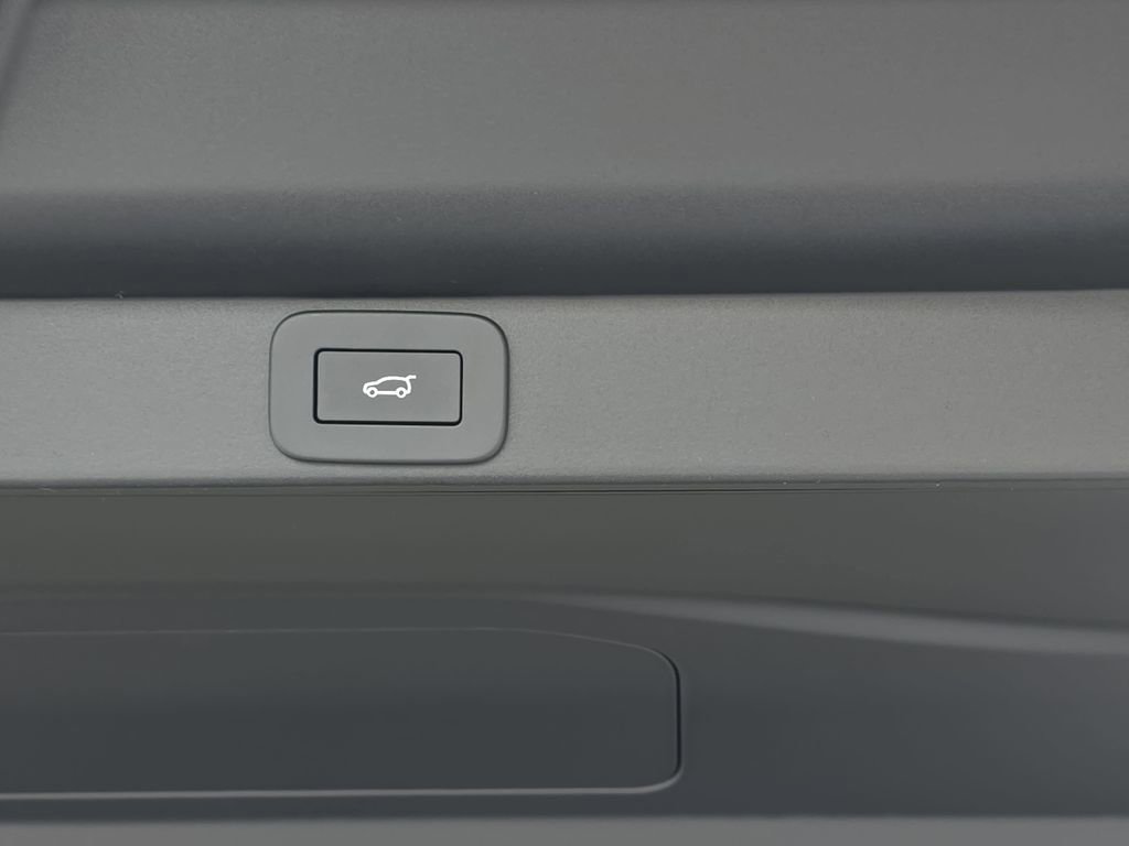 New 2026 Land Rover Range Rover SE image 13