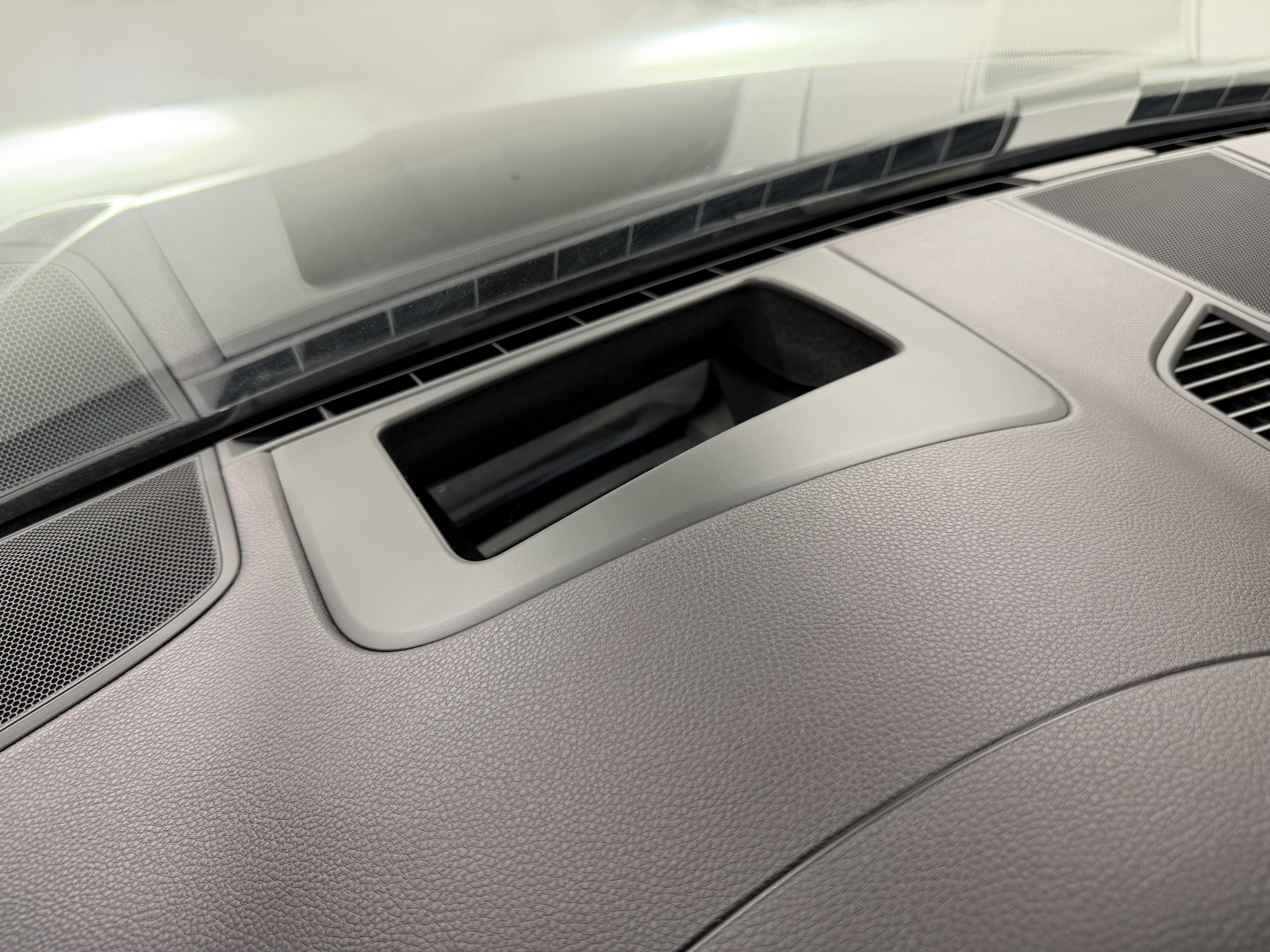 Certified 2023 Porsche Cayenne Platinum Edition image 57