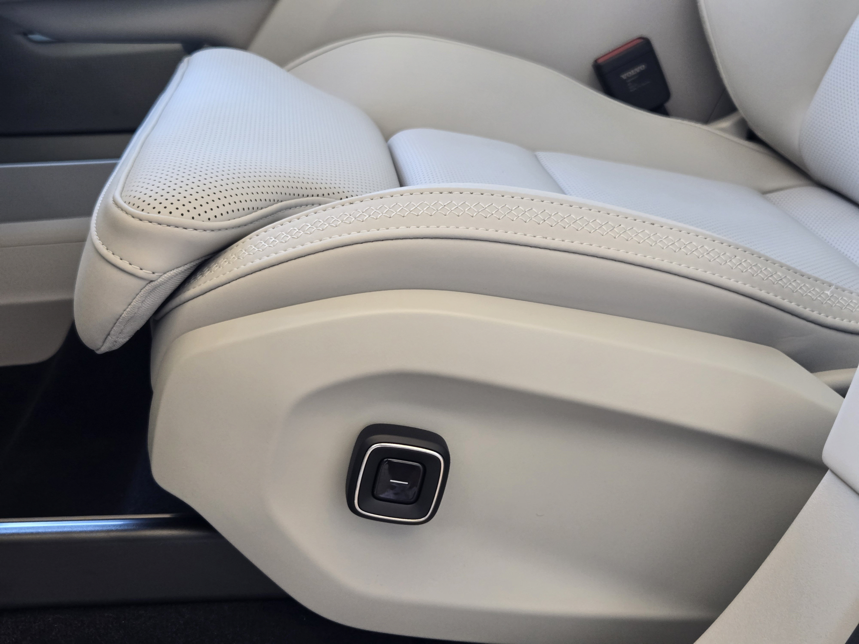 New 2026 Volvo EX90 Plus AWD/4WD image 24