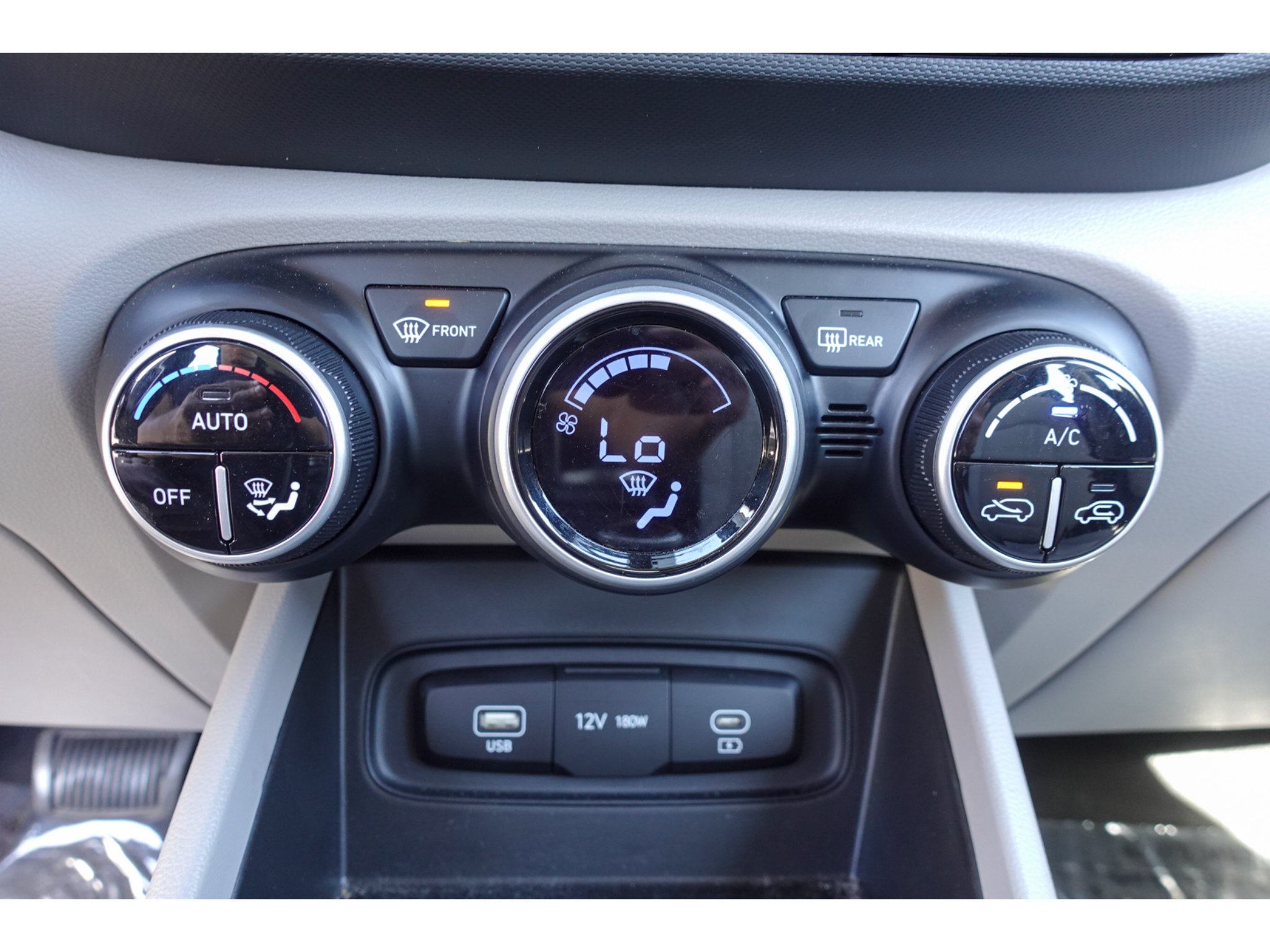 Used 2025 Hyundai Venue SEL FWD image 17