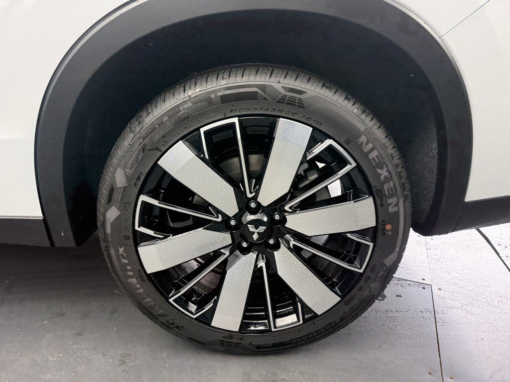 New 2025 Mitsubishi Outlander SE image 11