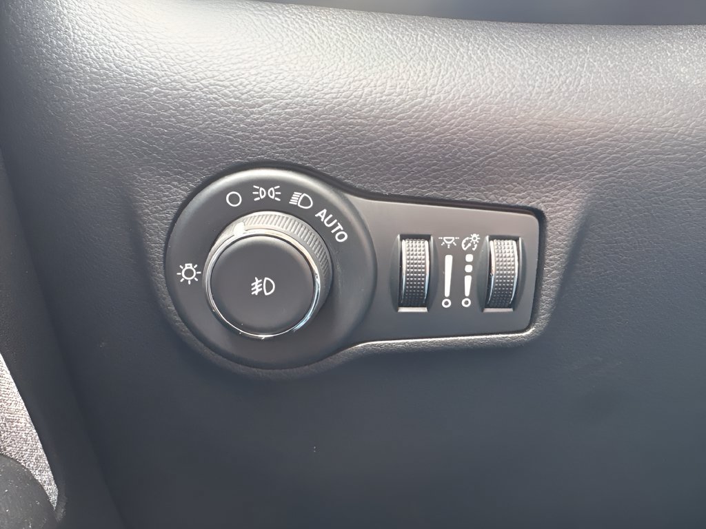 Used 2024 Jeep Compass Latitude AWD/4WD image 13