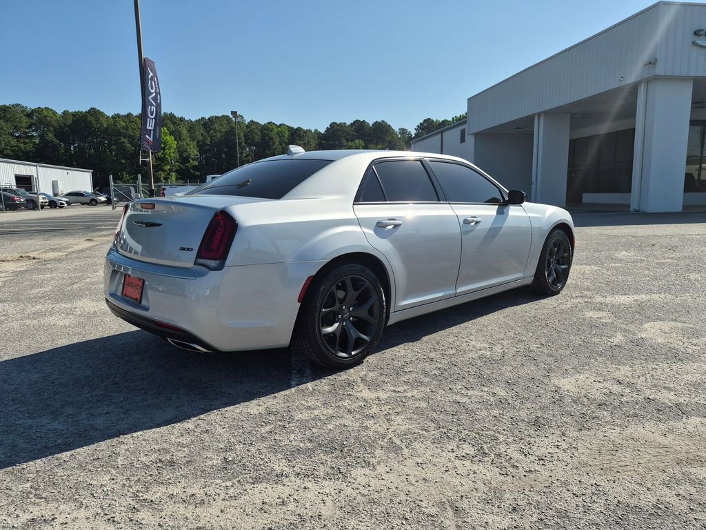 Used 2022 Chrysler 300 Touring w/ Sport Appearance Package image 3