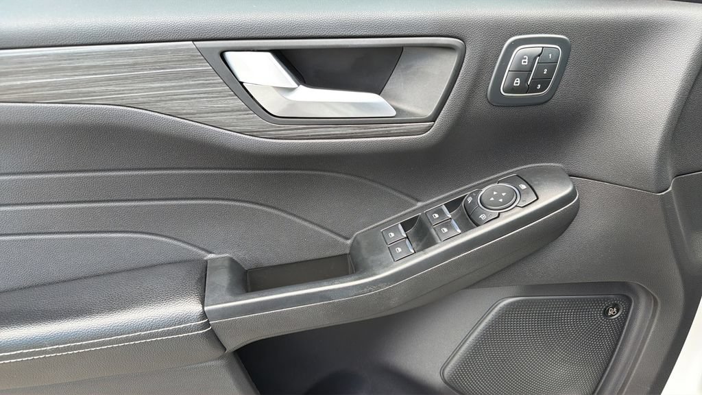 Used 2023 Ford Escape Platinum w/ Premium Technology Package AWD/4WD image 24