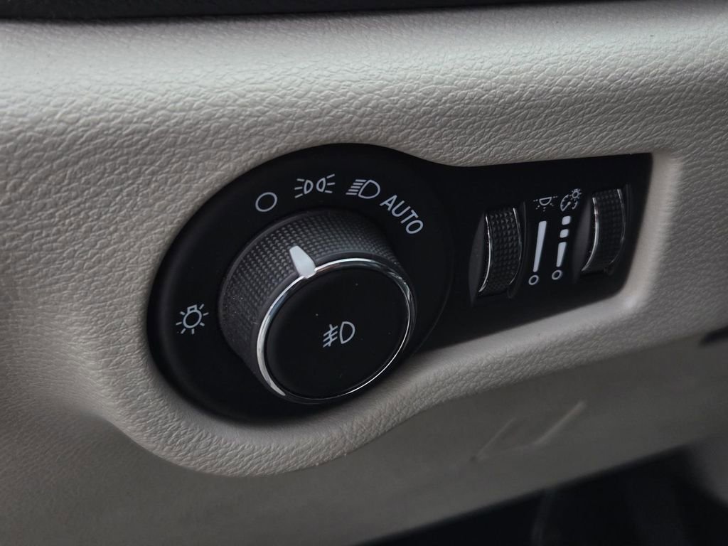 Used 2023 Chrysler Pacifica Touring-L image 20