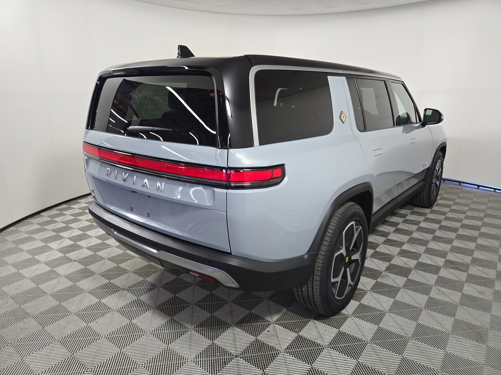 Used 2024 Rivian R1S Adventure AWD/4WD image 5
