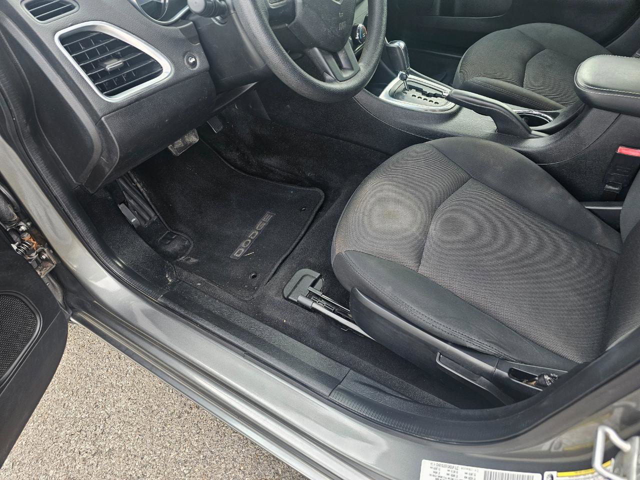 Used 2013 Dodge Avenger SE image 23