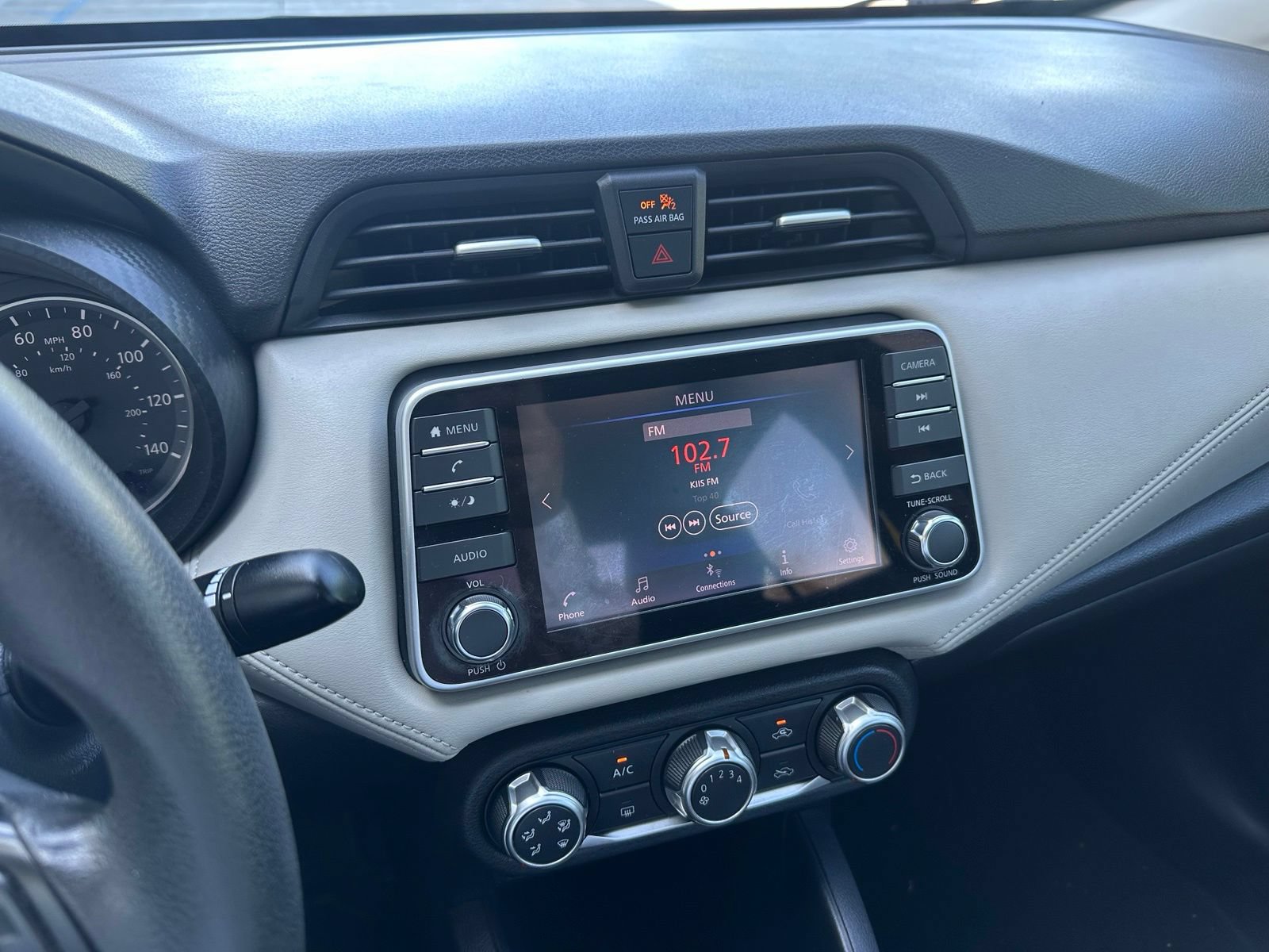 Used 2020 Nissan Versa SV FWD image 4