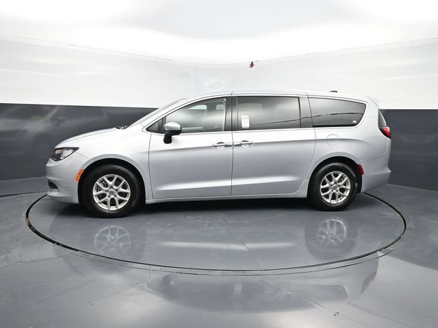 Used 2023 Chrysler Voyager LX FWD image 11