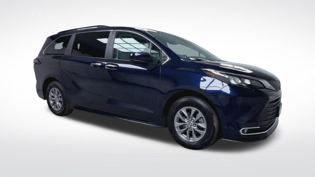Used 2024 Toyota Sienna XLE w/ XLE Plus Package AWD/4WD image 2