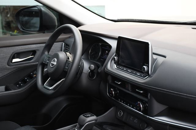 Used 2023 Nissan Rogue SV image 29