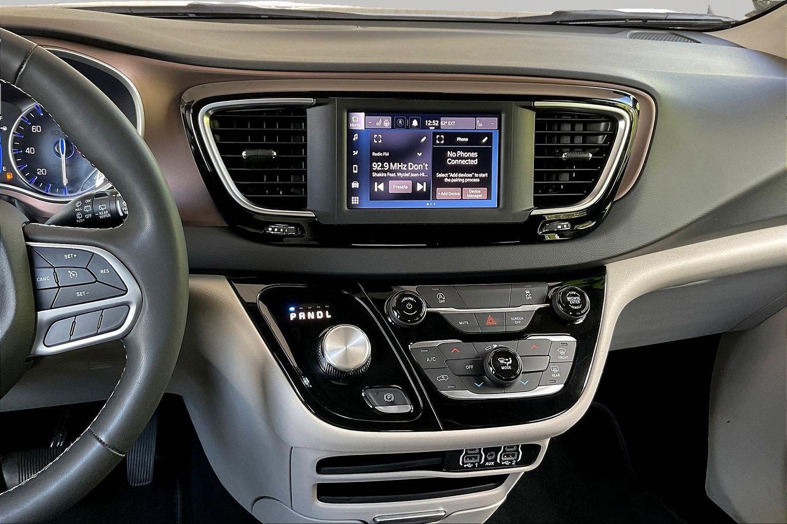 Used 2023 Chrysler Voyager LX FWD image 9