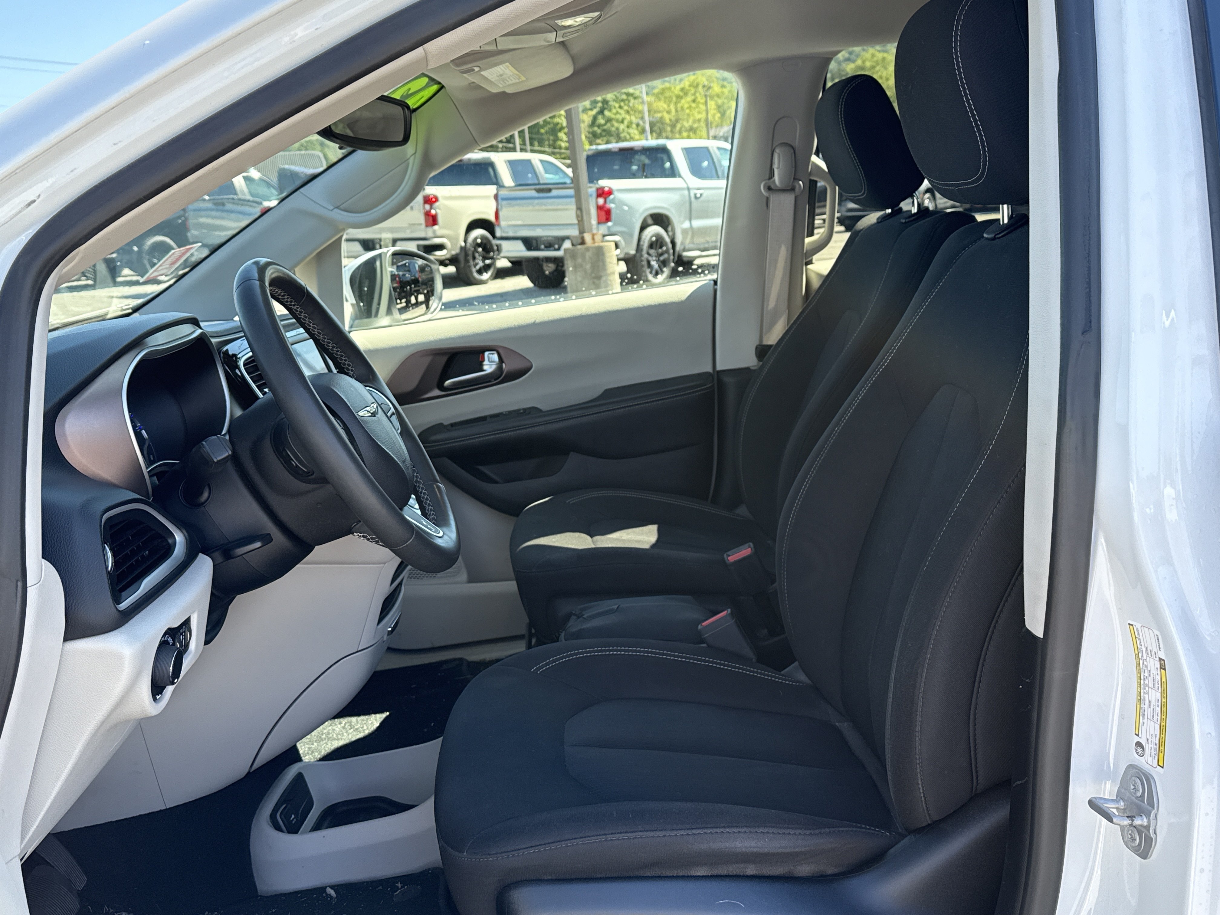 Used 2023 Chrysler Voyager LX FWD image 12