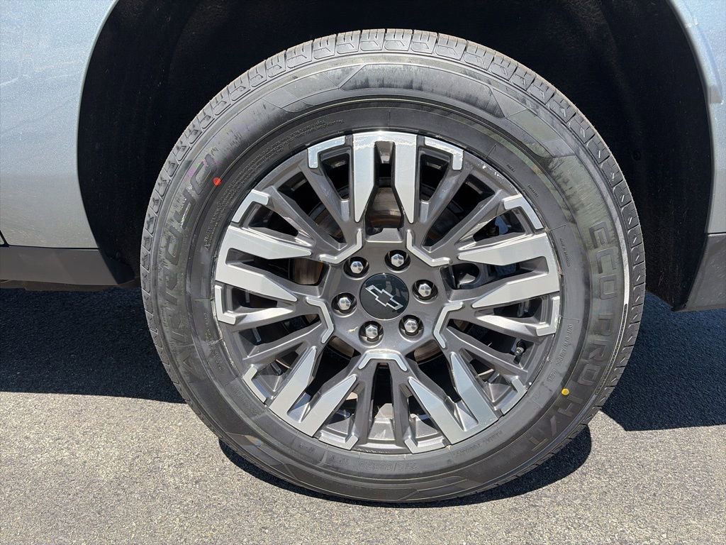 Used 2025 Chevrolet Suburban Z71 image 21