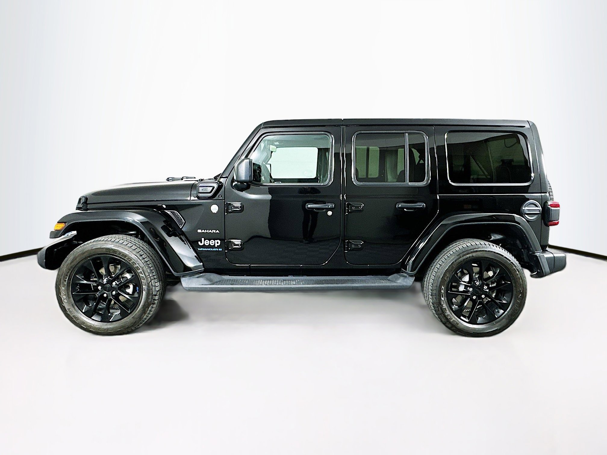 Used 2023 Jeep Wrangler Sahara w/ Cold Weather Group AWD/4WD image 4