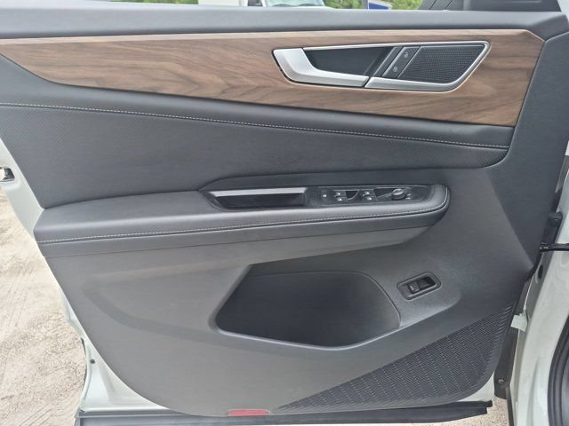 Used 2025 Volkswagen Atlas SE FWD image 11