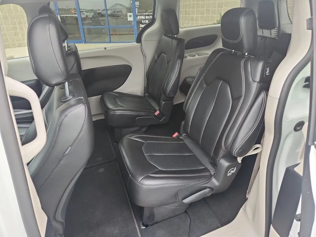 Used 2023 Chrysler Pacifica Touring-L FWD image 7