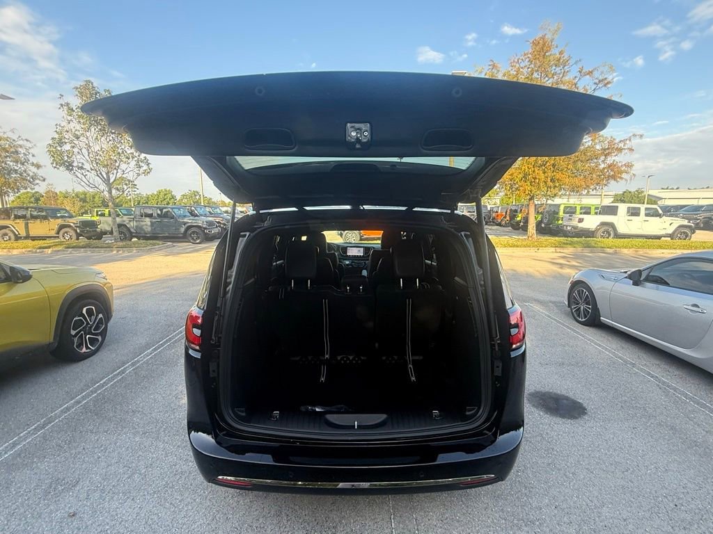 New 2026 Chrysler Pacifica Select image 33