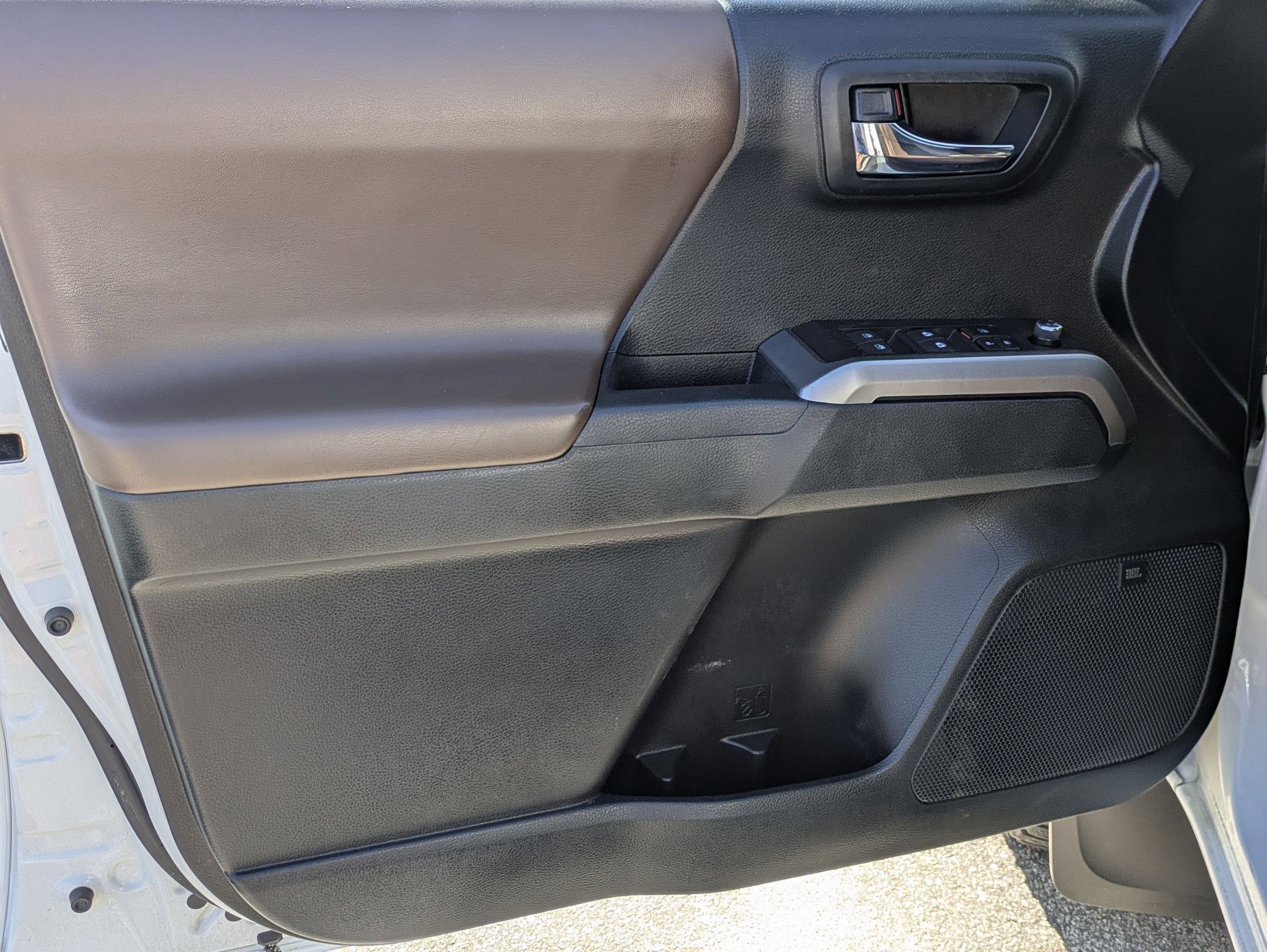 Used 2016 Toyota Tacoma Limited w/ Towing Package image 12