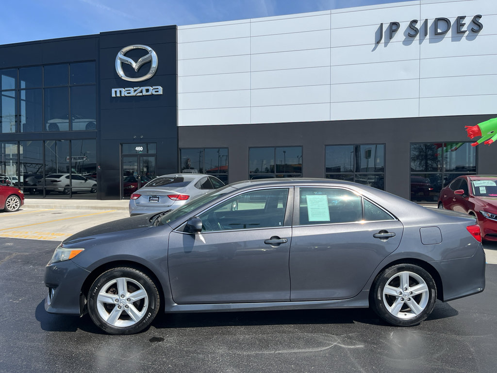 Used 2014 Toyota Camry SE w/ Moonroof Package FWD image 2