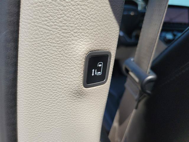 Used 2024 Chrysler Pacifica Limited FWD image 17