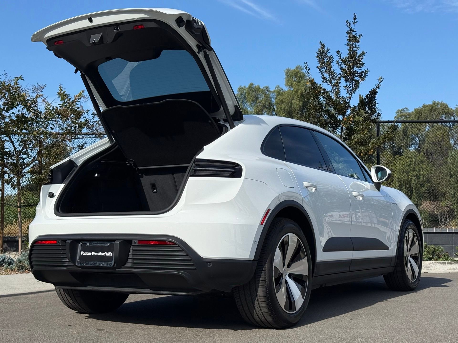 Used 2025 Porsche Macan 4 Electric image 32