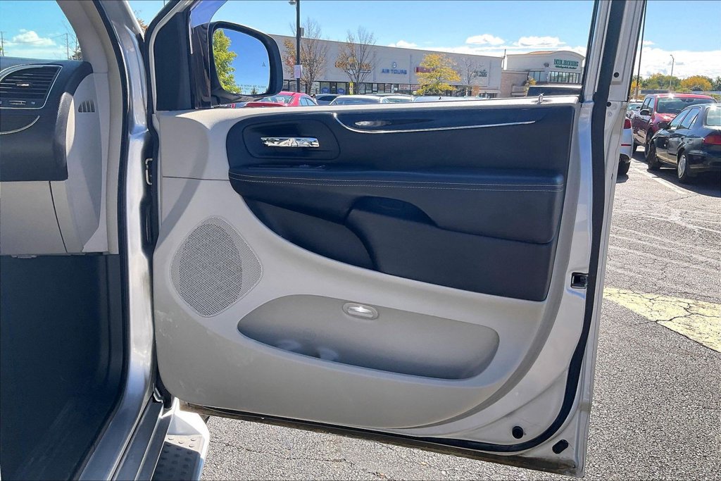 Used 2011 Chrysler Town & Country Limited FWD image 28
