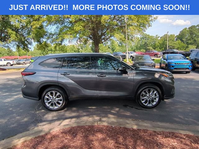Used 2025 Toyota Highlander Limited FWD image 6