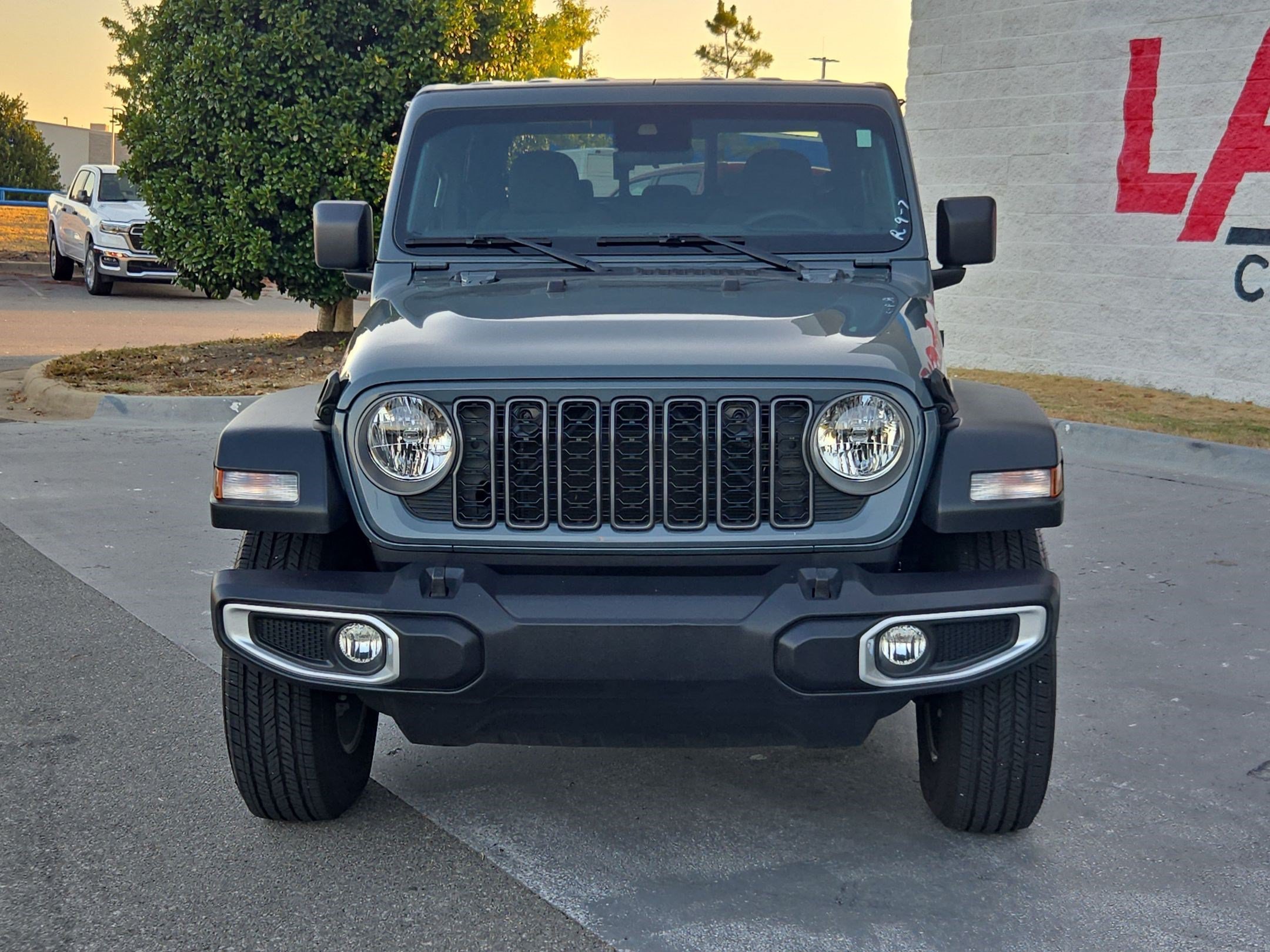Used 2025 Jeep Gladiator Sport AWD/4WD image 2