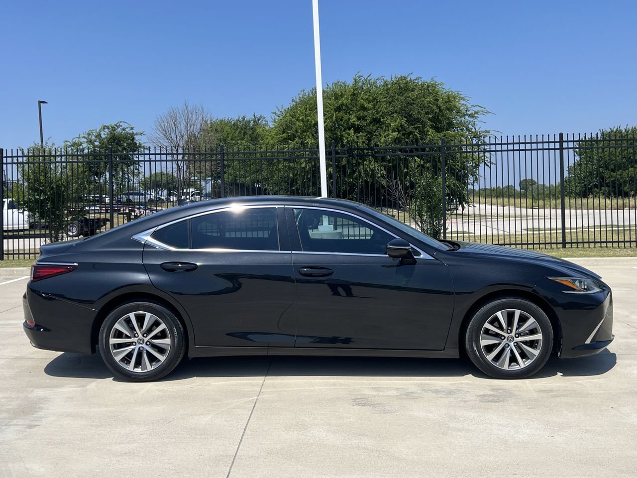 Used 2021 Lexus ES 350 w/ Premium Package FWD image 3