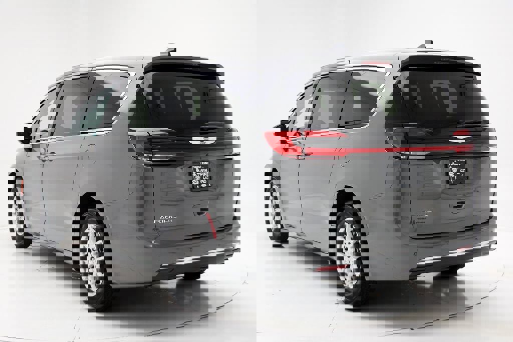 Used 2025 Chrysler Pacifica Select FWD image 6