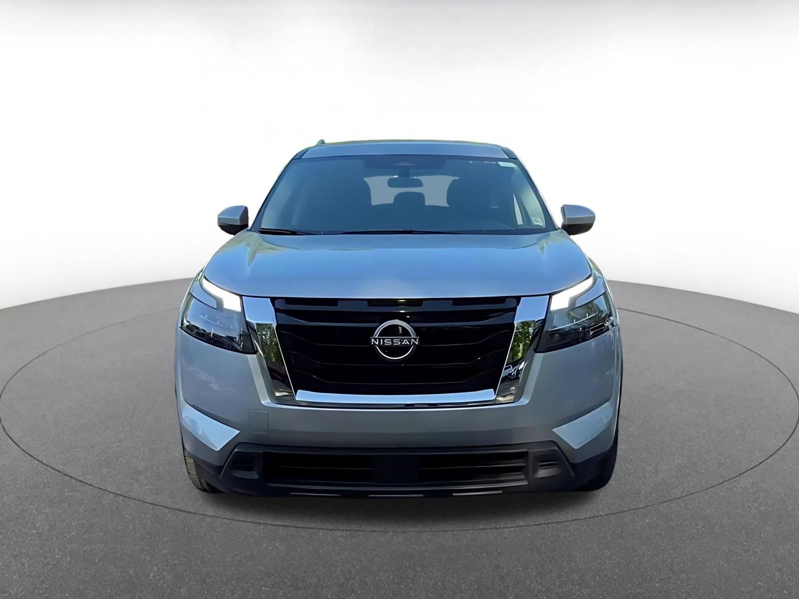 Used 2025 Nissan Pathfinder SV FWD image 4