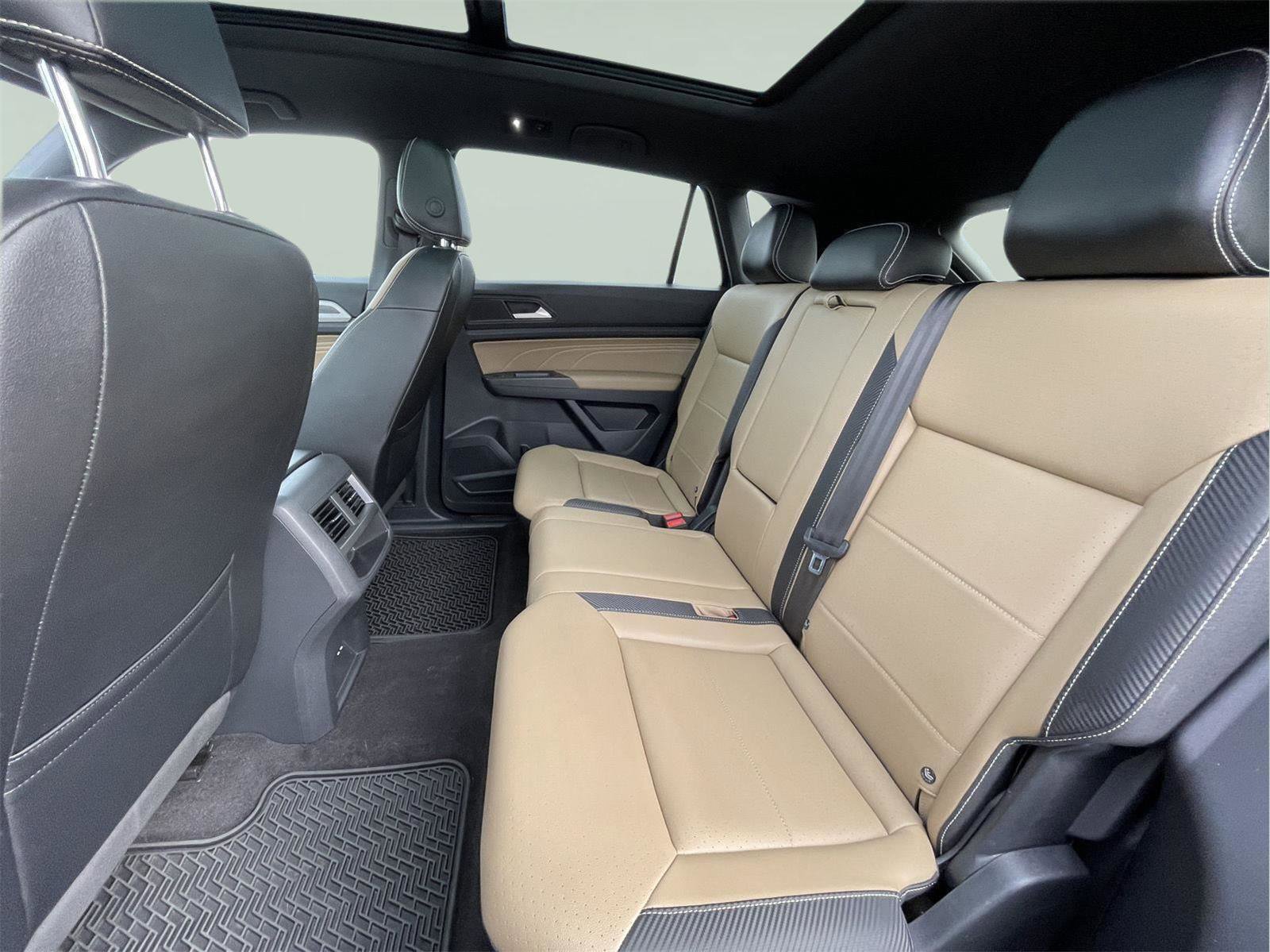 Used 2022 Volkswagen Atlas Cross Sport SE w/ Panoramic Sunroof Package image 16