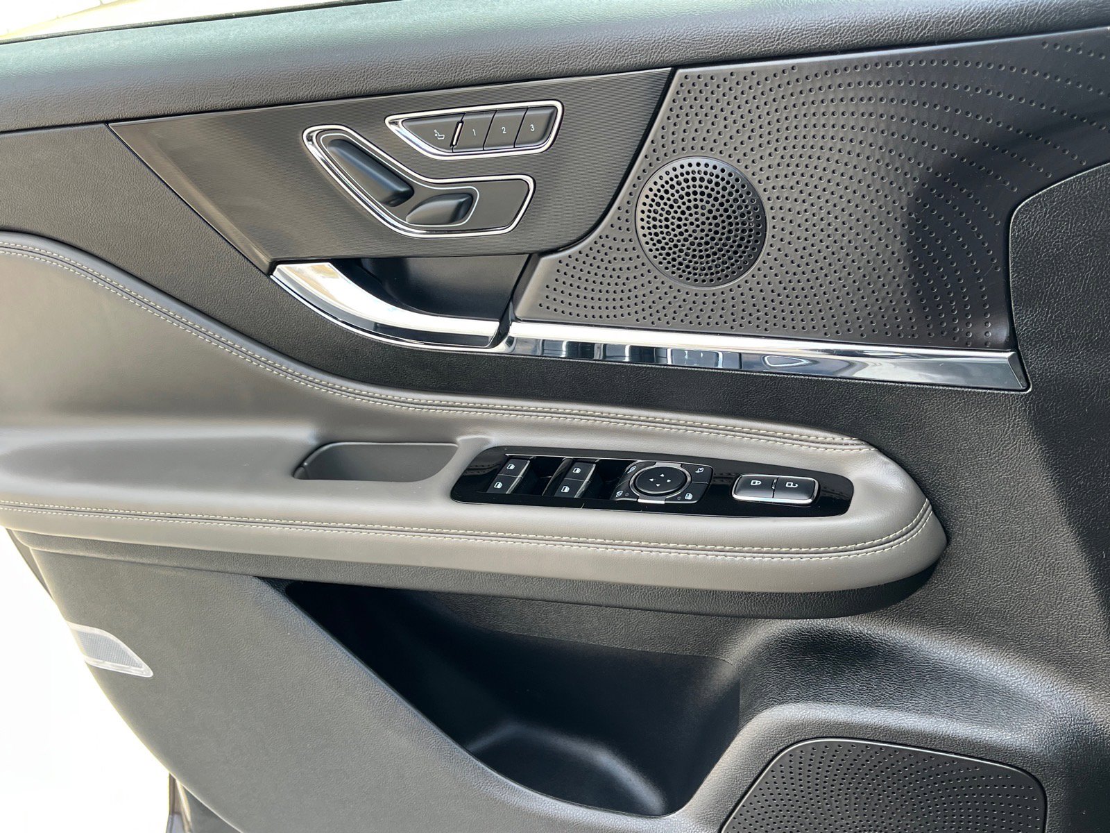 Used 2023 Lincoln Corsair AWD image 17