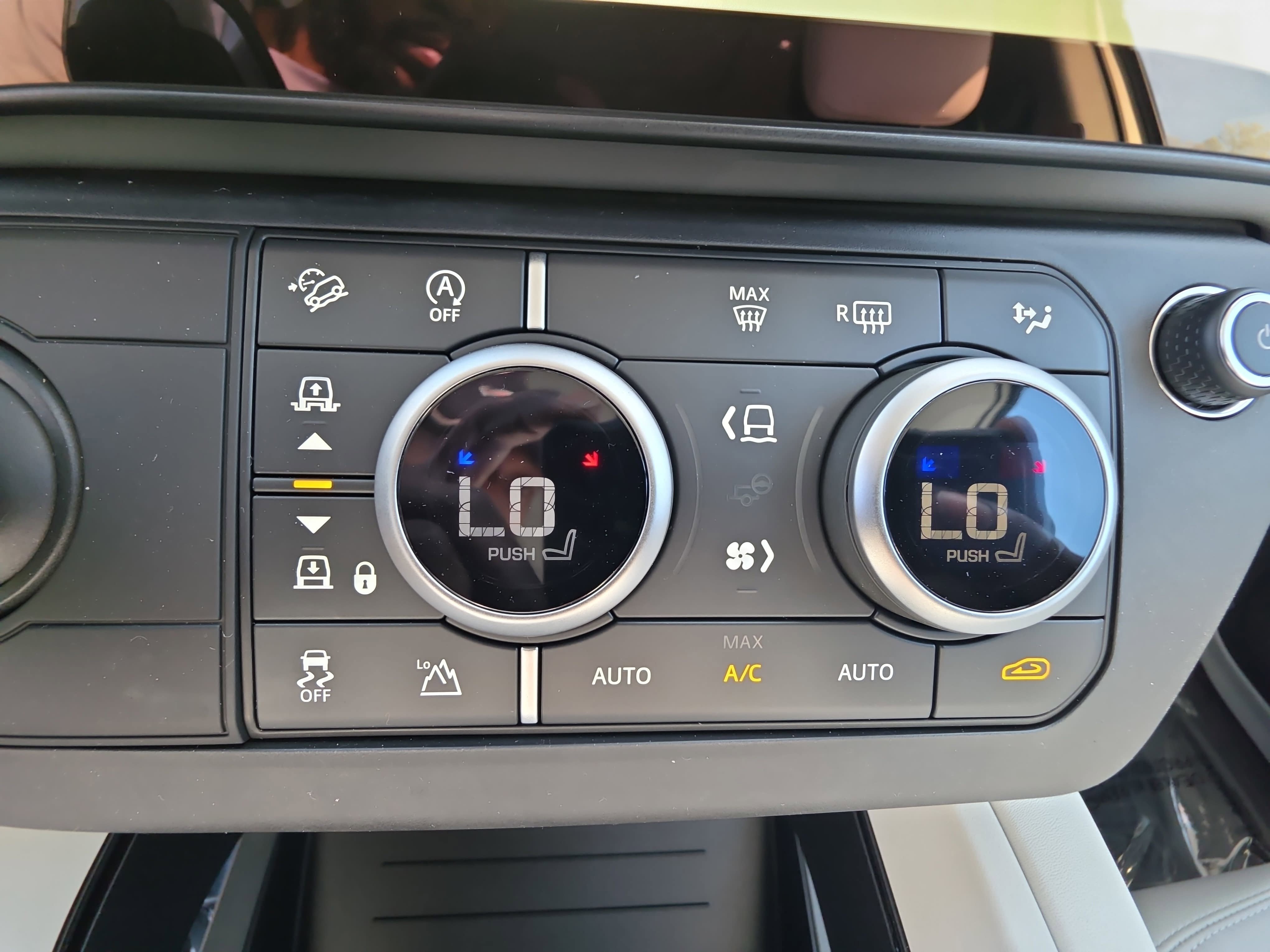 New 2026 Land Rover Defender 130 X-Dynamic SE AWD/4WD image 22