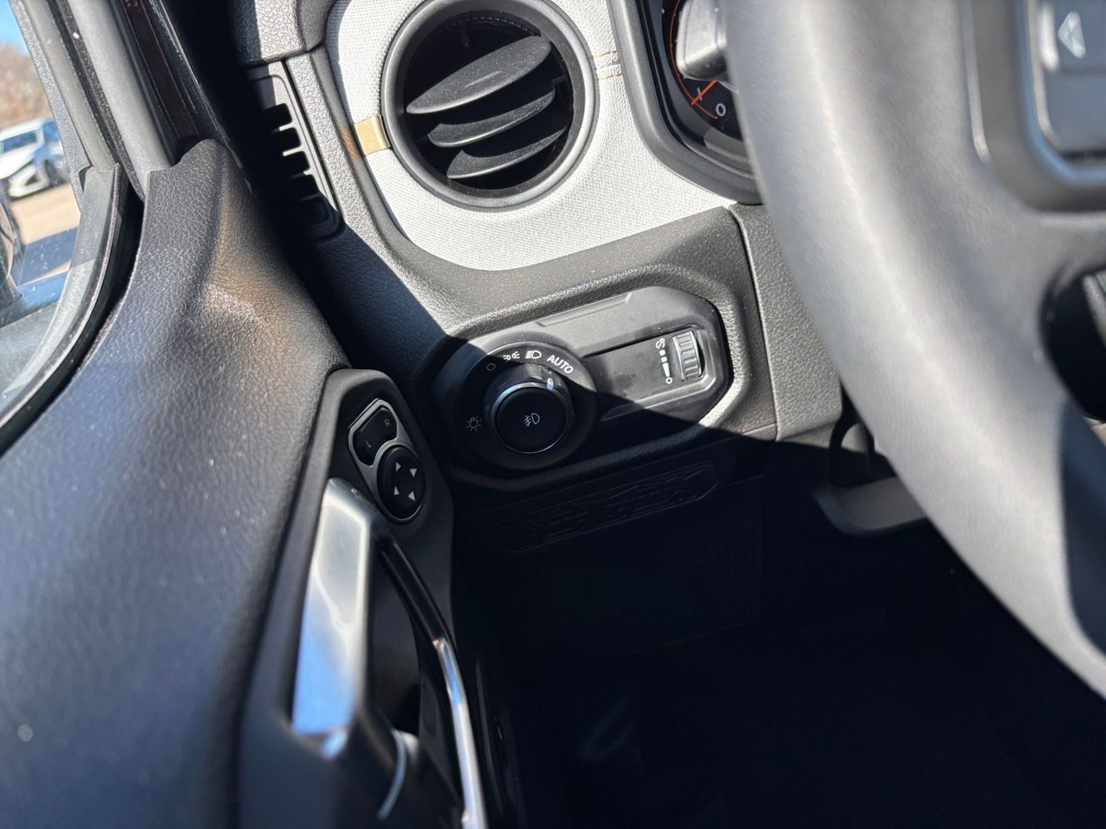 Used 2025 Jeep Wrangler Sport S image 33