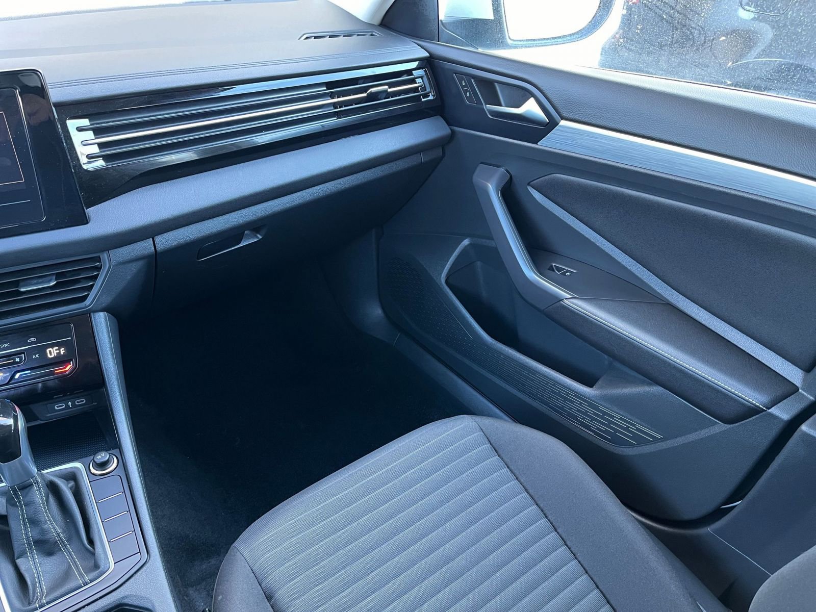 Used 2025 Volkswagen Jetta S image 31