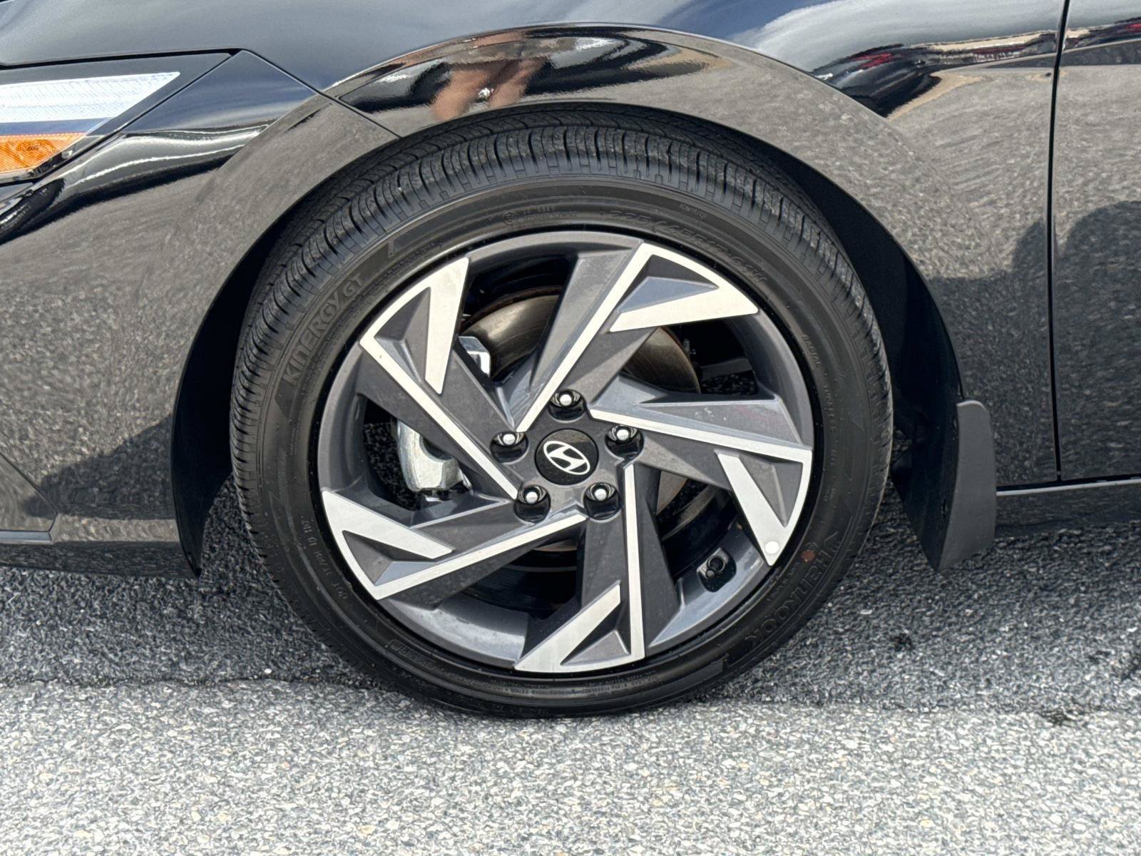 Certified 2026 Hyundai Elantra Limited FWD image 30