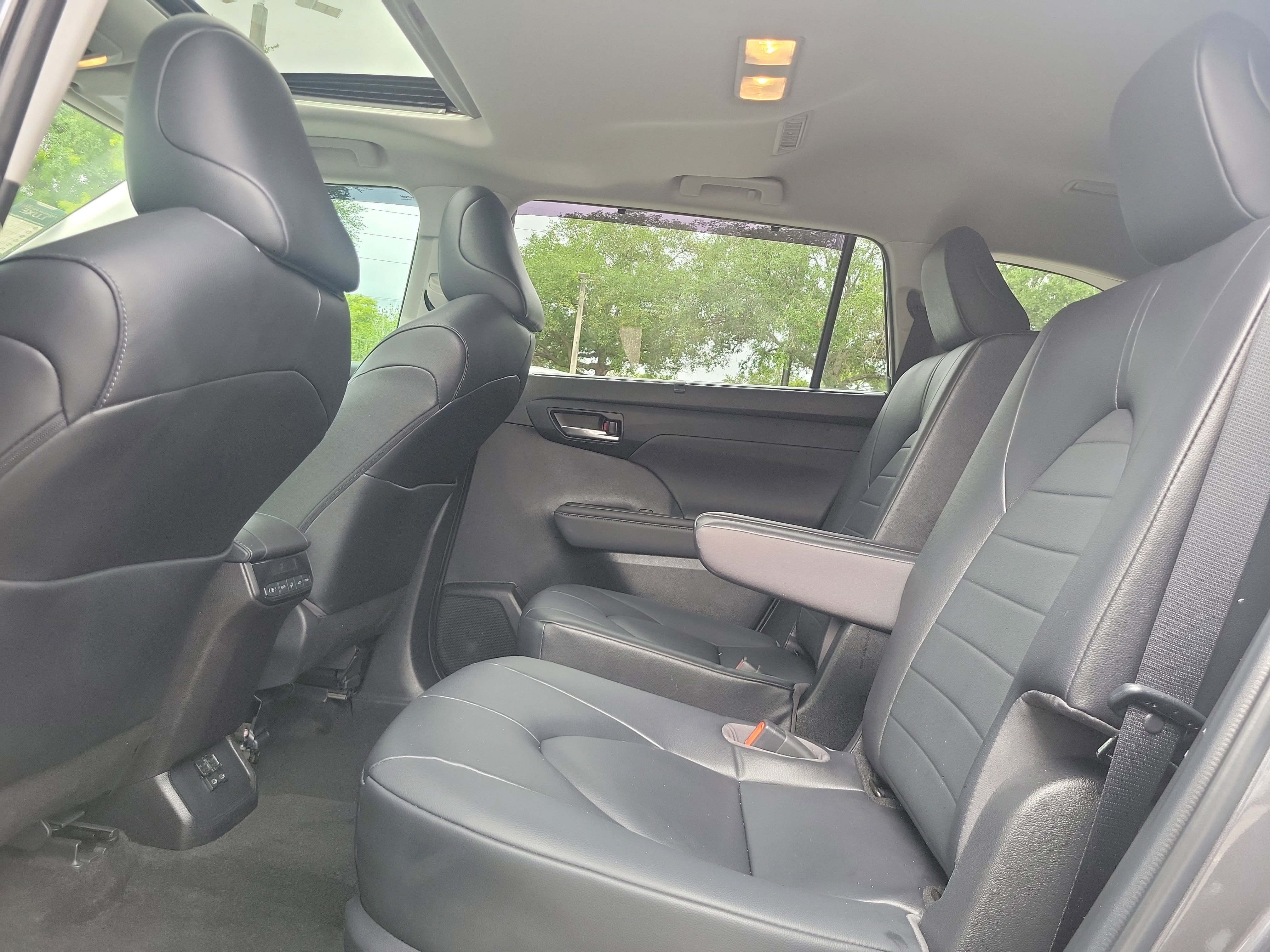 Used 2023 Toyota Highlander XLE FWD image 13
