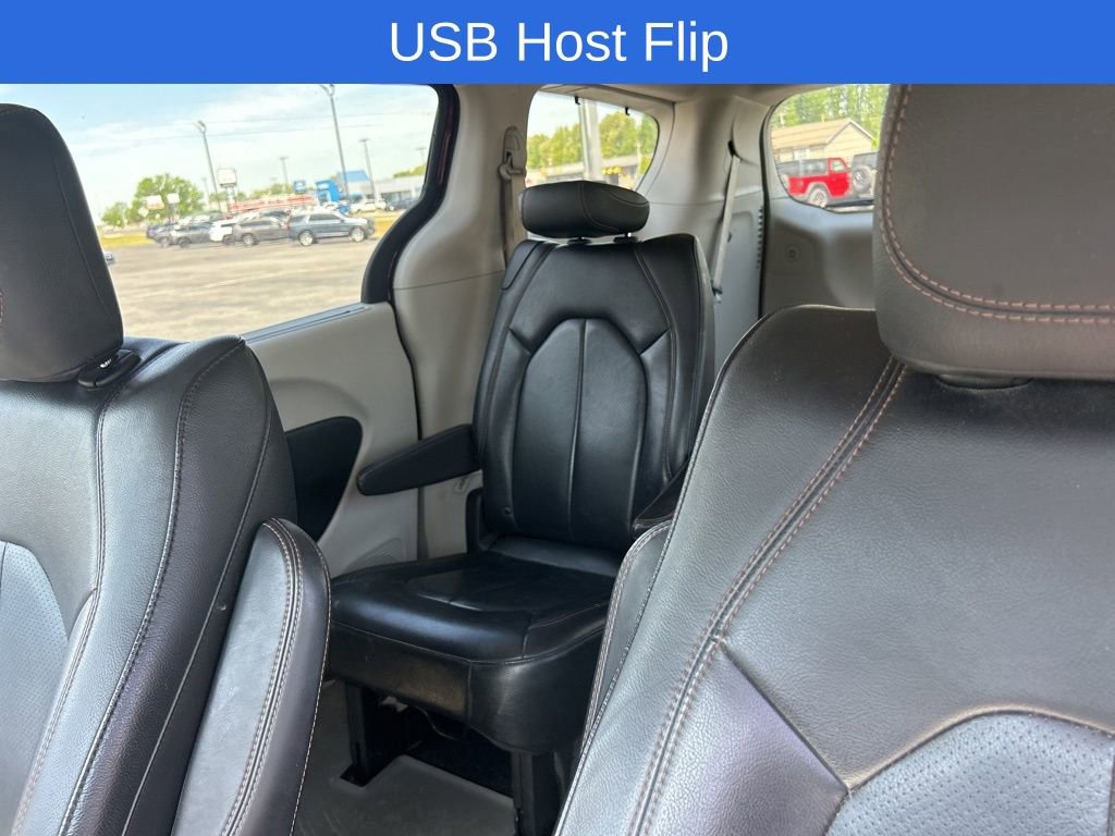 Used 2019 Chrysler Pacifica Touring-L FWD image 11