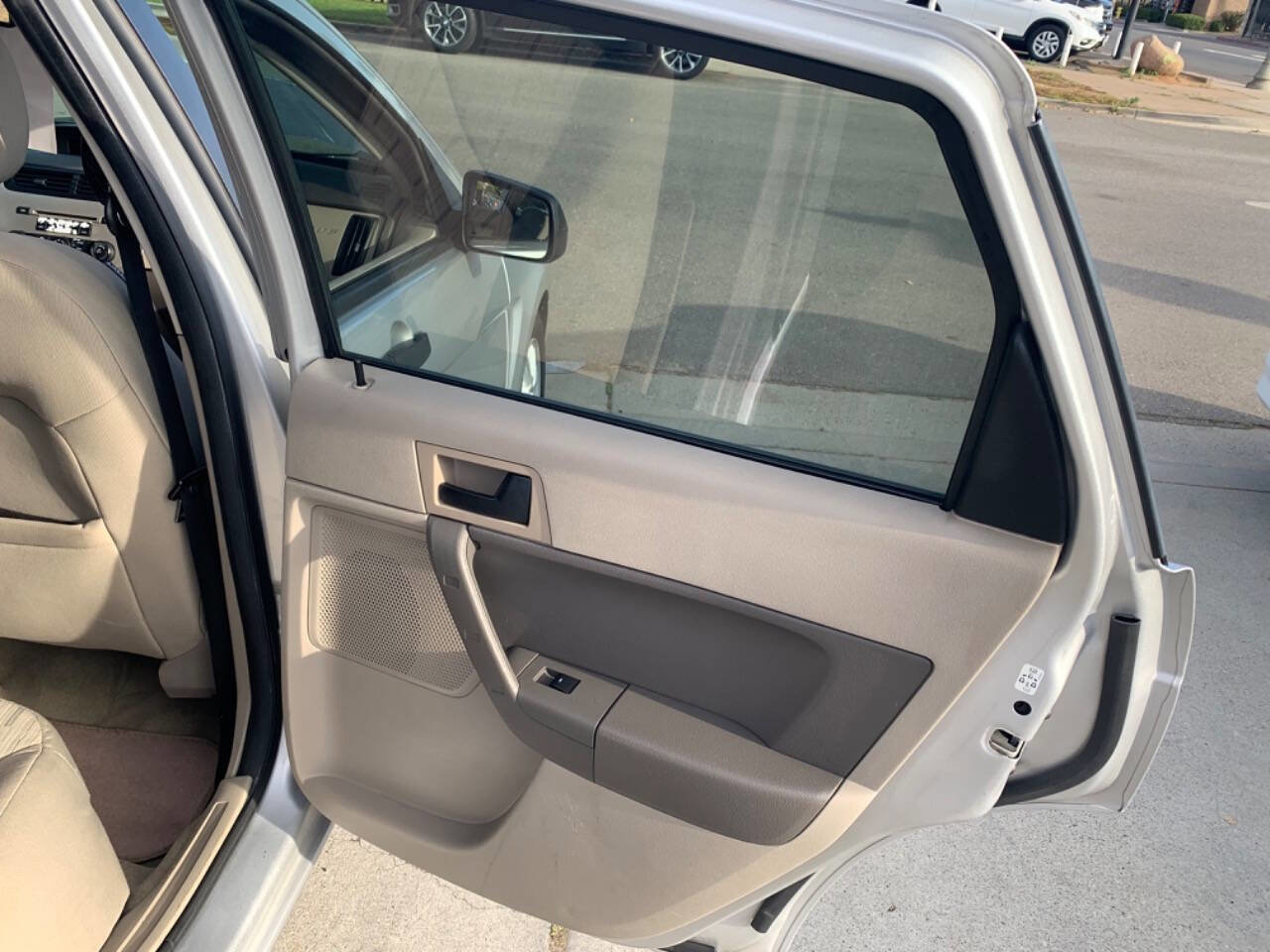 Used 2009 Ford Focus SE FWD image 13