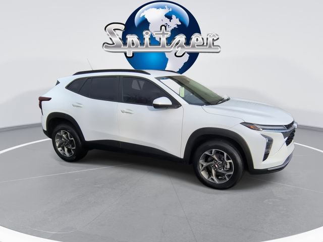 Used 2024 Chevrolet Trax LT w/ LT Convenience Package image 2